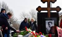 Lioudmila Navalnaïa (avec les lunettes) sur sur la tombe de son fils Alexeï au cimetière de Borisovo, dans le sud de Moscou, le 2 mars 2024 ( AFP / Olga MALTSEVA )