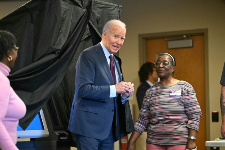 Joe Biden à sa sortie de l'isoloir à New Castle, dans le Delaware, le 28 octobre 2024 ( AFP / ANDREW CABALLERO-REYNOLDS )