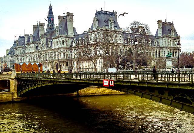Le bras de fer entre la plateforme de location de logements et la mairie de Paris continue.(Crédits:Pixabay Aburak)