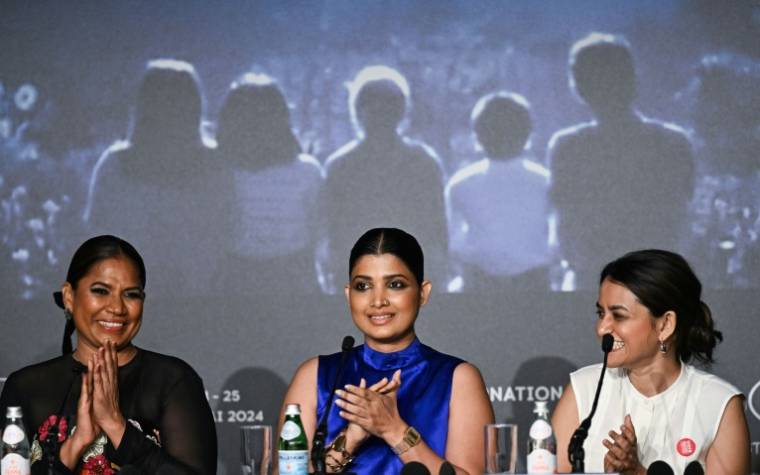 De gauche à droite les actrices indiennes Chhaya Kadam et Divya Prabha et la réalisatrice indienne Payal Kapadia au Festival de Cannes, dans les Alpes-Maritimes, le 23 mai 2024 ( AFP / Zoulerah NORDDINE )