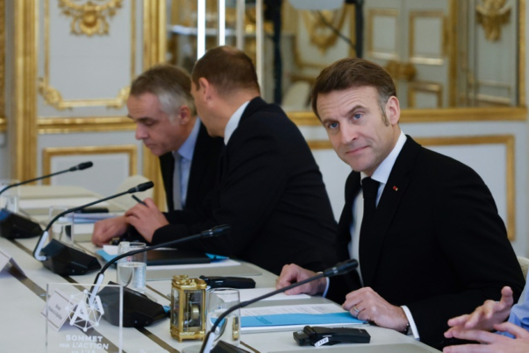 Vive Le Chat!", a écrit sur le réseau social X le président français Emmanuel Macron, ici avec le vice-Premier ministre chinois lors du Sommet sur l'intelligence artificielle à l'Élysée à Paris, le 10 février 2025 ( POOL / Mohammed  BADRA )