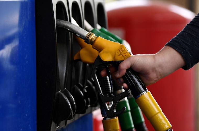 Le litre de gazole est actuellement vendu en moyenne 1,53€ (illustration) ( AFP / FRANCK FIFE )