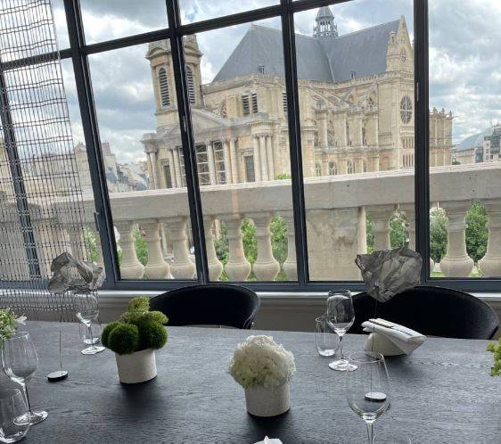 Suspendu dans le ciel de Paris, ce restaurant a une âme à découvrir de toute urgence crédit photo : Capture d’écran Instagram @halle_aux_grains_bras_paris / @julieandrieu.offciel
