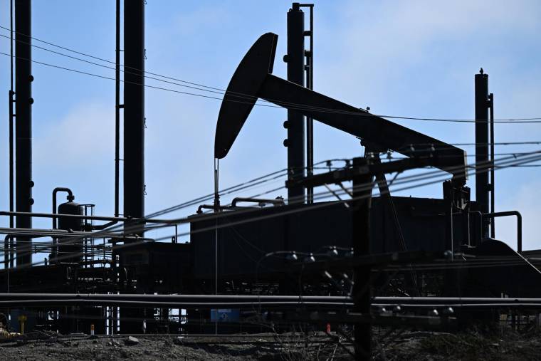Un puits de pétrole dans la Inglewood Oil Field aux Etats-Unis, le 13 juillet 2022. ( AFP / Patrick T. FALLON )