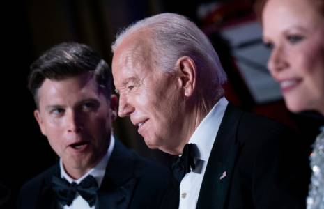 Le président américain Joe Biden (centre) assiste au dîner annuel des correspondants de la Maison Blanche au côté du comédien Colin Jost (gauche), le 27 avril 2024 à Washington ( AFP / Brendan Smialowski )