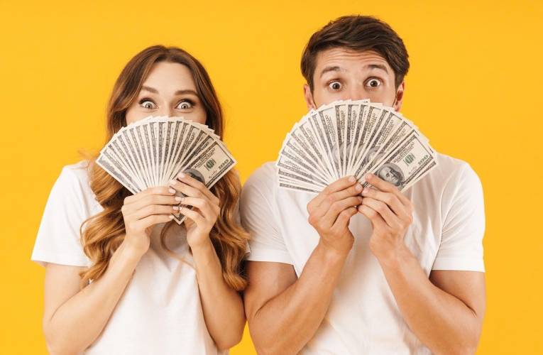 Hommes et femmes ont-ils le même rapport à l'argent ? (Crédits photo : Adobe Stock -  )