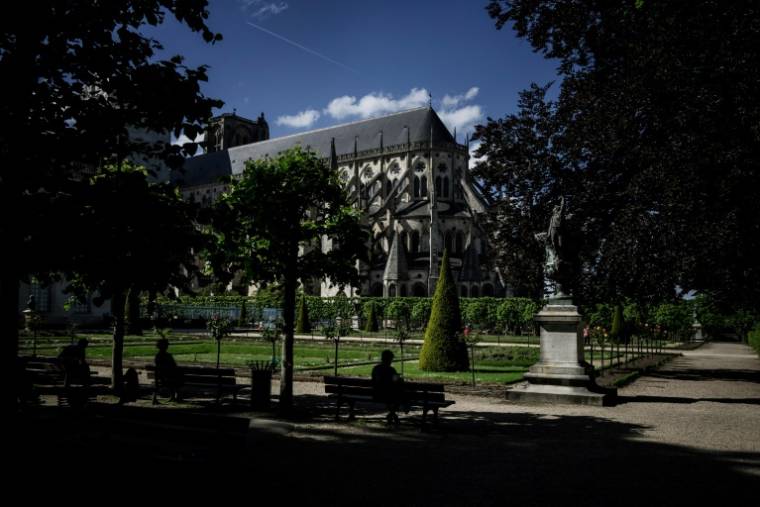 La cathédrale de Bourges (Cher) et le jardin de l'Archevêché, le 13 mai 2024 ( AFP / JEFF PACHOUD )