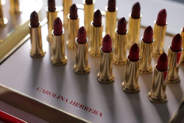 Photo d'archives: Des rouges à lèvres dans les coulisses du défilé de la collection Carolina Herrera Automne/Hiver 2024 lors de la semaine de la mode de New York