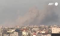 Des épais nuages de fumée s'élèvent de Khan Younès, vus depuis Rafah