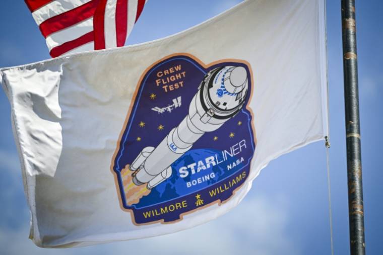 Un drapeau avec le logo de la première mission habitée du vaisseau Starliner de Boeing, le 3 mai 2024 à Cap Canaveral, en Floride ( AFP / Miguel J. Rodriguez Carrillo )