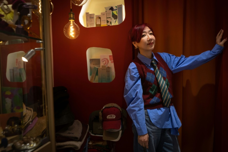 Suzanne Leong dans sa boutique de vêtements à Macao, le 13 décembre 2024 ( AFP / Eduardo Leal )