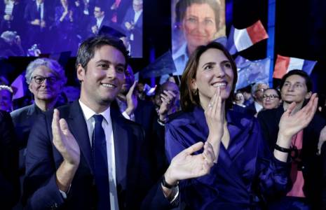 Le Premier ministre Gabriel Attal et la tête de liste de la majorité présidentielle Valérie Hayer, lors d'un en meeting à Aubervilliers, en Seine-Saint-Denis, le 1er juin 2024  ( AFP / STEPHANE DE SAKUTIN )