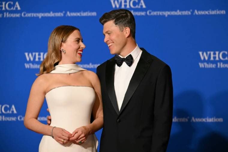 L'actrice américaine Scarlett Johansson (gauche) et son époux le comédien Colin Jost, arrivent au dîner annuel des correspondants de la Maison Blanche, le 27 avril 2024 à Washington ( AFP / Drew ANGERER )