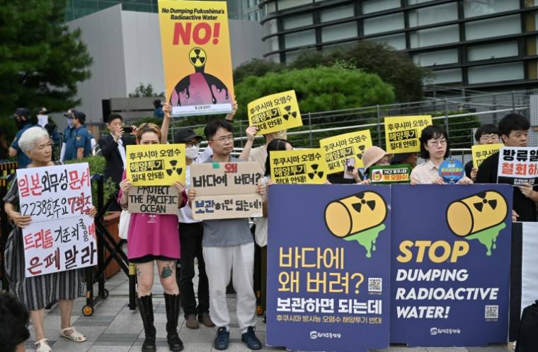 Een protest tegen het plan van de Japanse regering om op 22 augustus 2023 in Tokio gezuiverd water uit de energiecentrale van Fukushima Daiichi in de oceaan af te voeren (AFP/Jung Yeon-je)