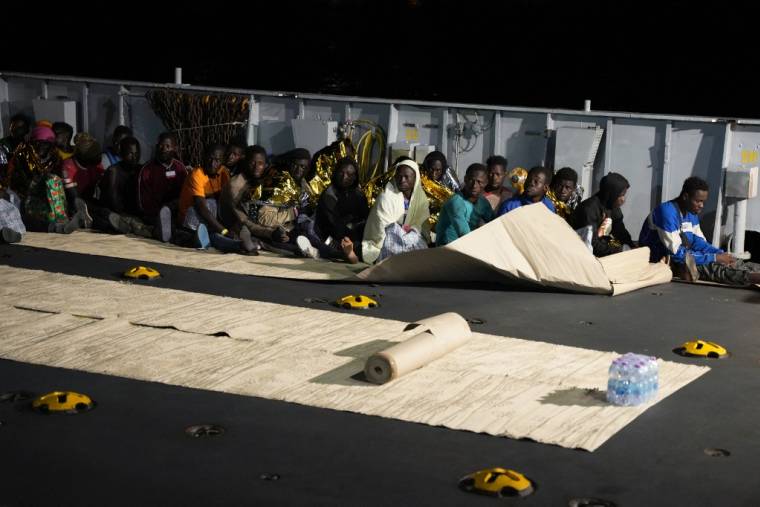 Des migrants arrivent à Lampedusa (Italie) à bord d'un bateau de sauvetage, le 16 septembre.  ( AFP / ZAKARIA ABDELKAFI )