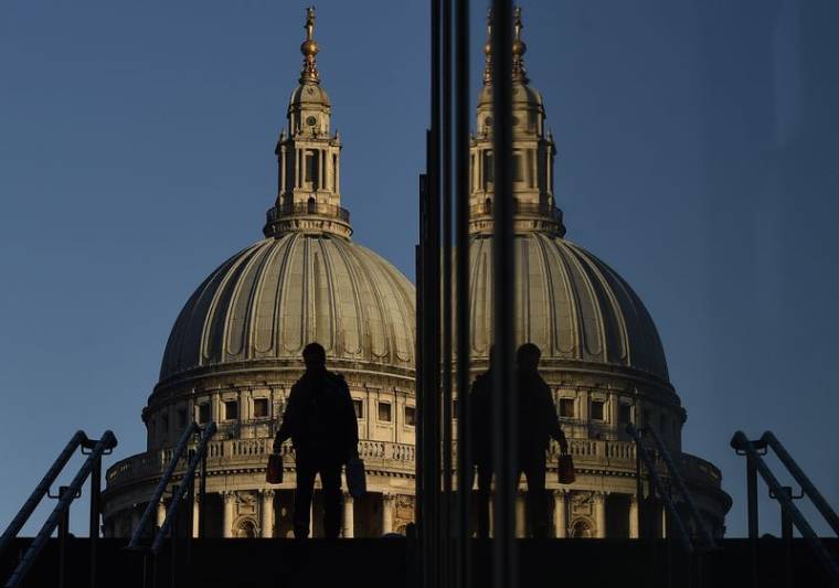 Un ouvrier près du pont Millenium, avec la cathédrale Saint-Paul vue derrière, à Londres