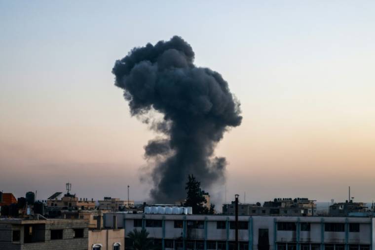 Bombardement israéliens sur Rafah, dans le sud de la bande de Gaza, le 4 avril 2024 ( AFP / Mohammed ABED )