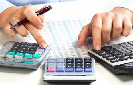 Pour calculer votre avantage fiscal, en cas de versement sur un PER, vous avez besoin d’une calculette, de votre avis d’impôts 2022 et des conseils du Revenu. (© DR)