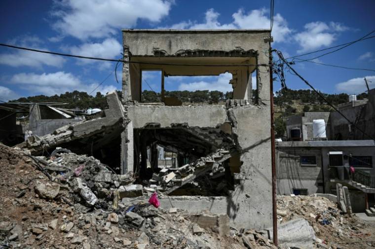 Une maison entièrement détruite dans un raid israélien sur le camp de Nour-Shams en Cisjordanie occupée le 21 avril 2024 ( AFP / RONALDO SCHEMIDT )