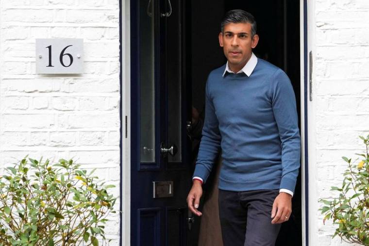 Le député conservateur britannique Rishi Sunak quitte son domicile à Londres