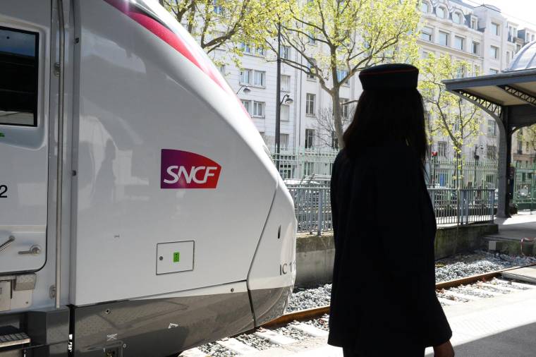 SNCF Réseau, devenu société anonyme, ne peut plus avancer d'argent pour engager ou poursuivre des projets mal ficelés ou dépassant les budgets, selon Mobilettre ( AFP / ERIC PIERMONT )