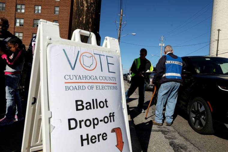 Des gens font la queue pour voter à Cleveland, Ohio, États-Unis