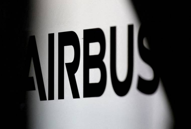 Photo d'archives: Le logo d'Airbus est représenté au siège du constructeur aéronautique à Colomiers, près de Toulouse