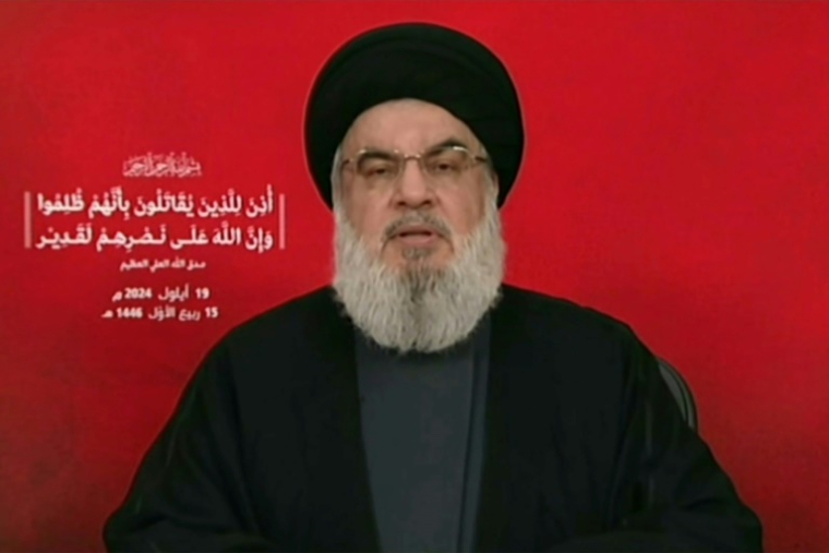 Capture d'écran de la chaîne de télévision Al-Manar du Hezbollah montre le chef du mouvement libanais, Hassan Nasrallah, s'exprimant depuis un lieu non précisé, le 19 septembre 2024 ( Al-Manar / - )