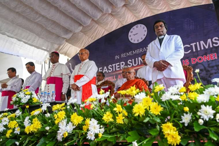 L'ambassadeur du Vatican à Colombo, l'archevêque Brian Udaigwe (3e g) et le cardinal du Sri Lanka Malcolm Ranjith (4e g) participent à une cérémonie à l'occasion du cinquième anniversaire de l'attaque terroriste de Pâques 2019, le 21 avril 2024 à l'église Saint-Antoine à Colombo ( AFP / Ishara S. KODIKARA )
