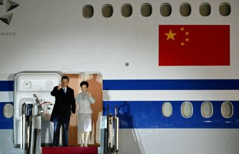 Le président chinois Xi Jinping et son épouse Peng Liyuan à leur arrivée à l'aéroport de Budapest en Hongrie, le 8 mai 2024 ( POOL / Szilard KOSZTICSAK )