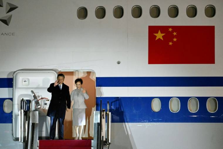Le président chinois Xi Jinping et son épouse Peng Liyuan à leur arrivée à l'aéroport de Budapest, le 8 mai 2024 en Hongrie ( POOL / Szilard KOSZTICSAK )