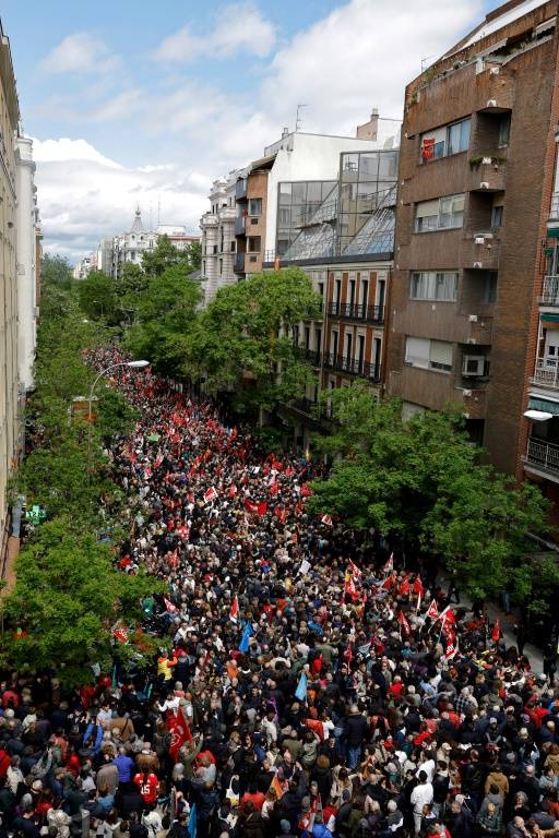 Des milliers de sympathisants du Parti socialiste espagnol sont rassemblés pour demander au Premier ministre Petro Sanchez de ne pas démissionner devant le siège du parti PSOE à Madrid, le 27 avril 2024 ( AFP / OSCAR DEL POZO )