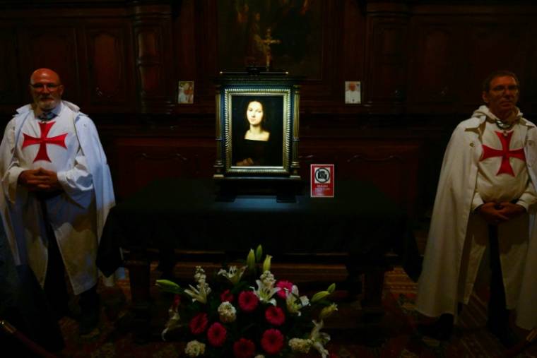 Cette photographie montre un tableau de Marie Madeleine, peint par le peintre italien Raphaël, exposé pour la première fois à la basilique Saint-Maximin, à Saint-Maximin-la-Sainte-Baume, dans le Var, le 21 avril 2024 ( AFP / Christophe SIMON )