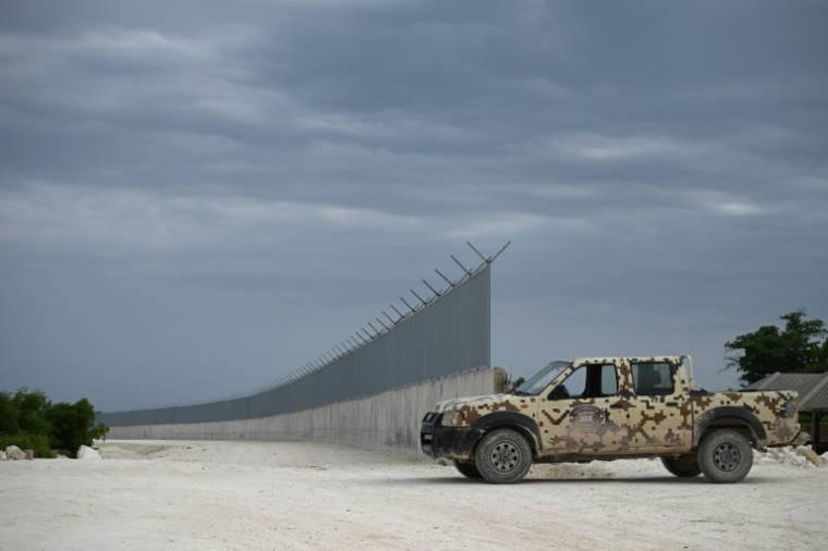 Le mur frontalier construit entre la République dominicaine et Haïti, le 15 mai 2024 à Pedernales  ( AFP / Federico PARRA )