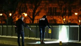 La police scientifique sur les lieux d'une attaque au couteau et au marteau, près du pont Bir Hakeim, à Paris, le 2 décembre 2023 ( AFP / Dimitar DILKOFF )