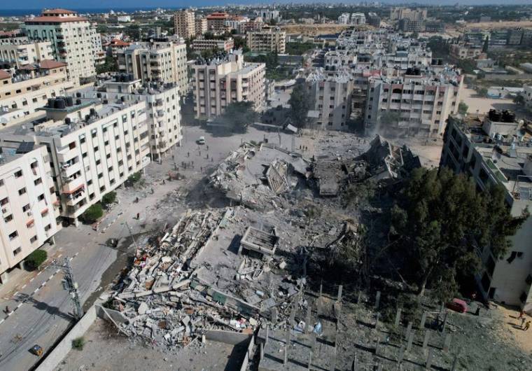 Bâtiments résidentiels détruits par des frappes israéliennes dans la ville de Zahra