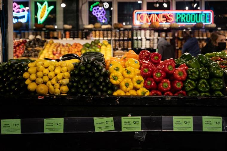 Un magasin de fruits et légumes du Reading Terminal Market aux États-Unis
