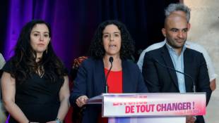 La tête de liste LFI aux élections européennes Manon Aubry s'exprime, le 9 juin 2024 à Paris ( AFP / Geoffroy VAN DER HASSELT )
