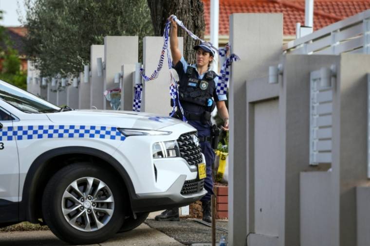 Une voiture de police dans un quartier de l'ouest de  Sydney le 16 avril 2024 ( AFP / DAVID GRAY )