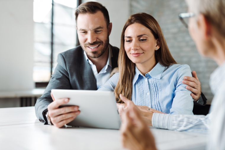 Attention aux différences de revenus dans le couple lors de la souscription d'une assurance emprunteur ( Crédits photo: ©  Goran - stock.adobe.com)