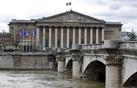 Le drapeau français flotte au sommet du bâtiment de l'Assemblée nationale