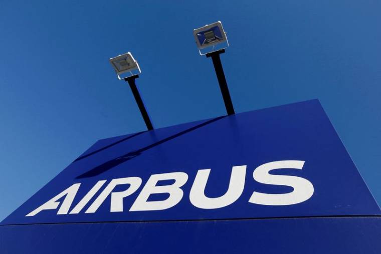 Photo d'archives: Le logo d'Airbus est photographié au siège de la société à Blagnac près de Toulouse