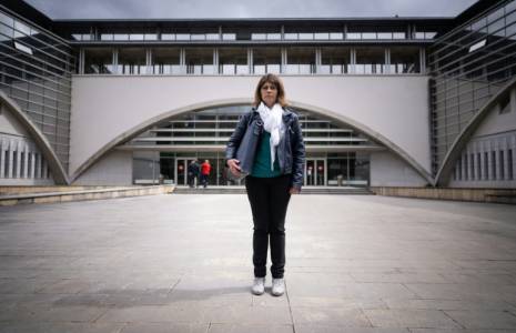Sophie Rollet pose devant le tribunal de Besançon, le 16 mai 2024 ( AFP / SEBASTIEN BOZON )