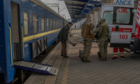 Un soldat ukrainien blessé, transféré sur une civière vers un train d'évacuation militaire, le 18 octobre 2024 ( AFP / Roman PILIPEY )