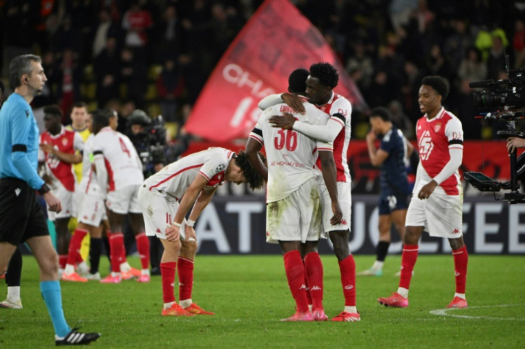 Les Monégasques se congratulent après leur succès à domicile face à Aston Villa, le 21 janvier 2025 ( AFP / Christophe SIMON )