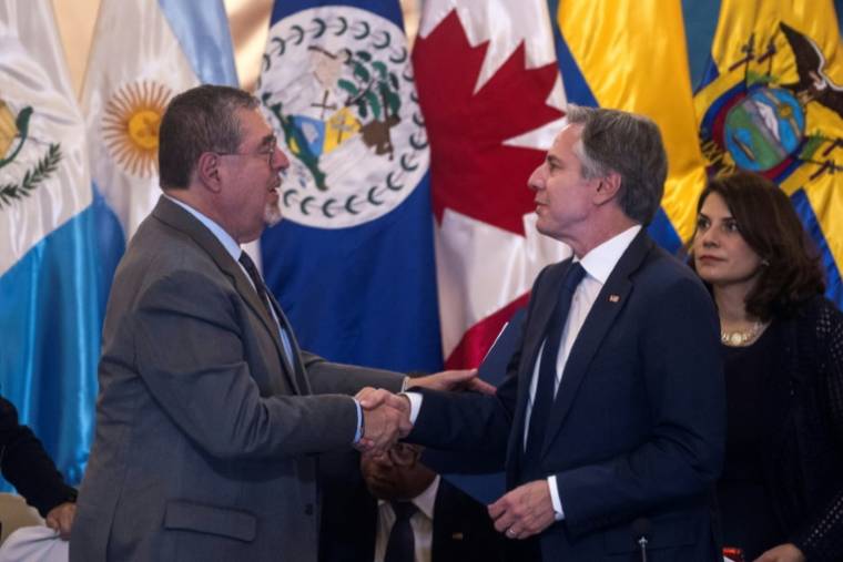 Le président du Guatemala, Bernardo Arevalo (G), serre la main du secrétaire d'État américain, Antony Blinken, lors de la réunion ministérielle de la Déclaration de Los Angeles sur la migration et la protection, à Guatemala City, le 7 mai 2024 ( AFP / Edwin BERCIAN )
