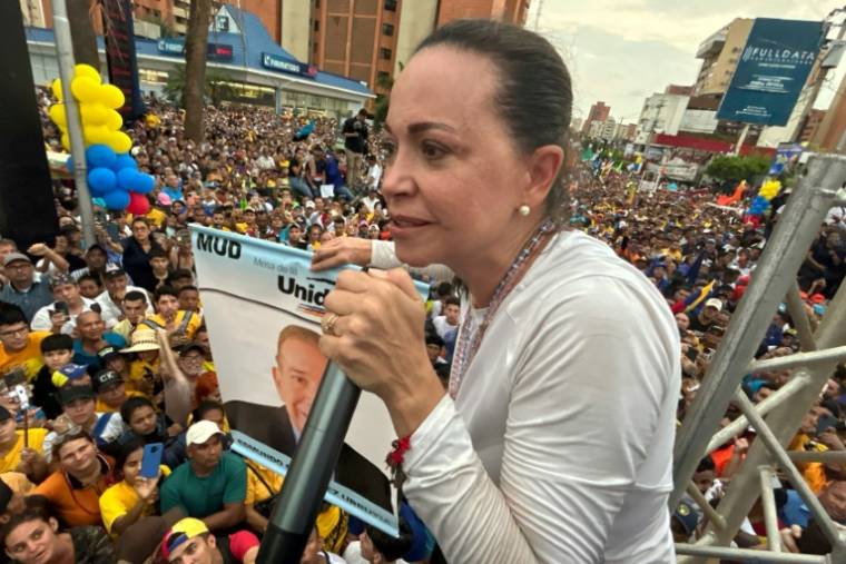 La leader de l'opposition Maria Corina Machado tient une affiche du candidat de l'opposition à la présidence, Edmundo Gonzalez, lors d'un rassemblement électoral à Maracaibo, dans l'État de Zulia, au Venezuela, le 2 mai 2024 ( AFP / Juan Barreto )