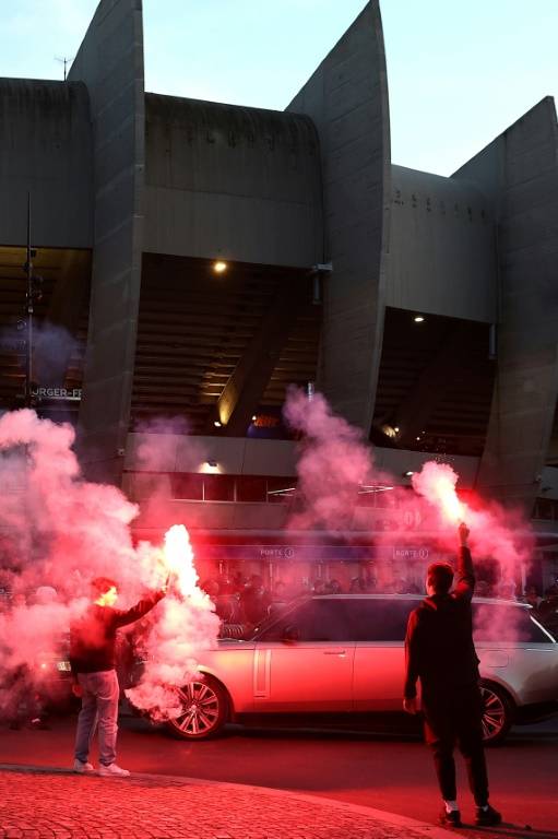 Des supporters du Paris SG allument des fumigènes devant le Parc des Princes après l'annonce par l'attaquant Kylian Mbappé de son départ du club à la fin de la saison, le 10 mai 2024 ( AFP / FRANCK FIFE )