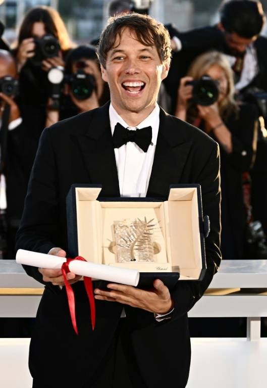 Le réalisateur américain Sean Baker pose après avoir remporté la Palme d'or au Festival de Cannes, le 25 mai 2024  ( AFP / LOIC VENANCE )