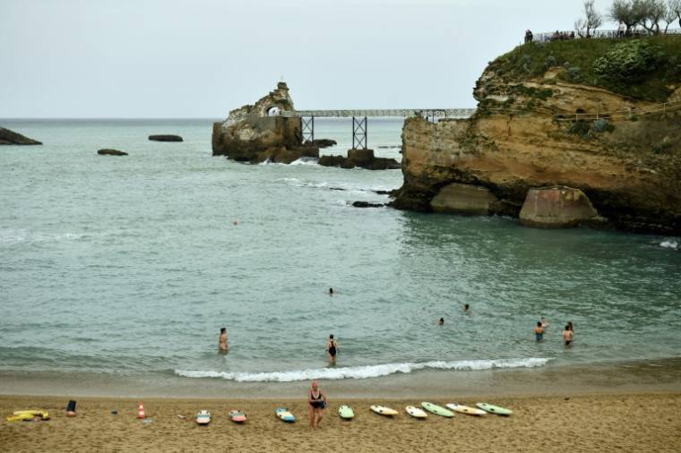 Des baigneurs sur la plage du Port-Vieux à Biarritz, le 6 mars 2024  ( AFP / GAIZKA IROZ )